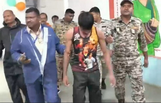 CG : कलेक्टर जनदर्शन में आत्मदाह की कोशिश, खुद पर उड़ेल लिया पेट्रोल, लेकिन माचिस की तीली जलाने से पहले ….