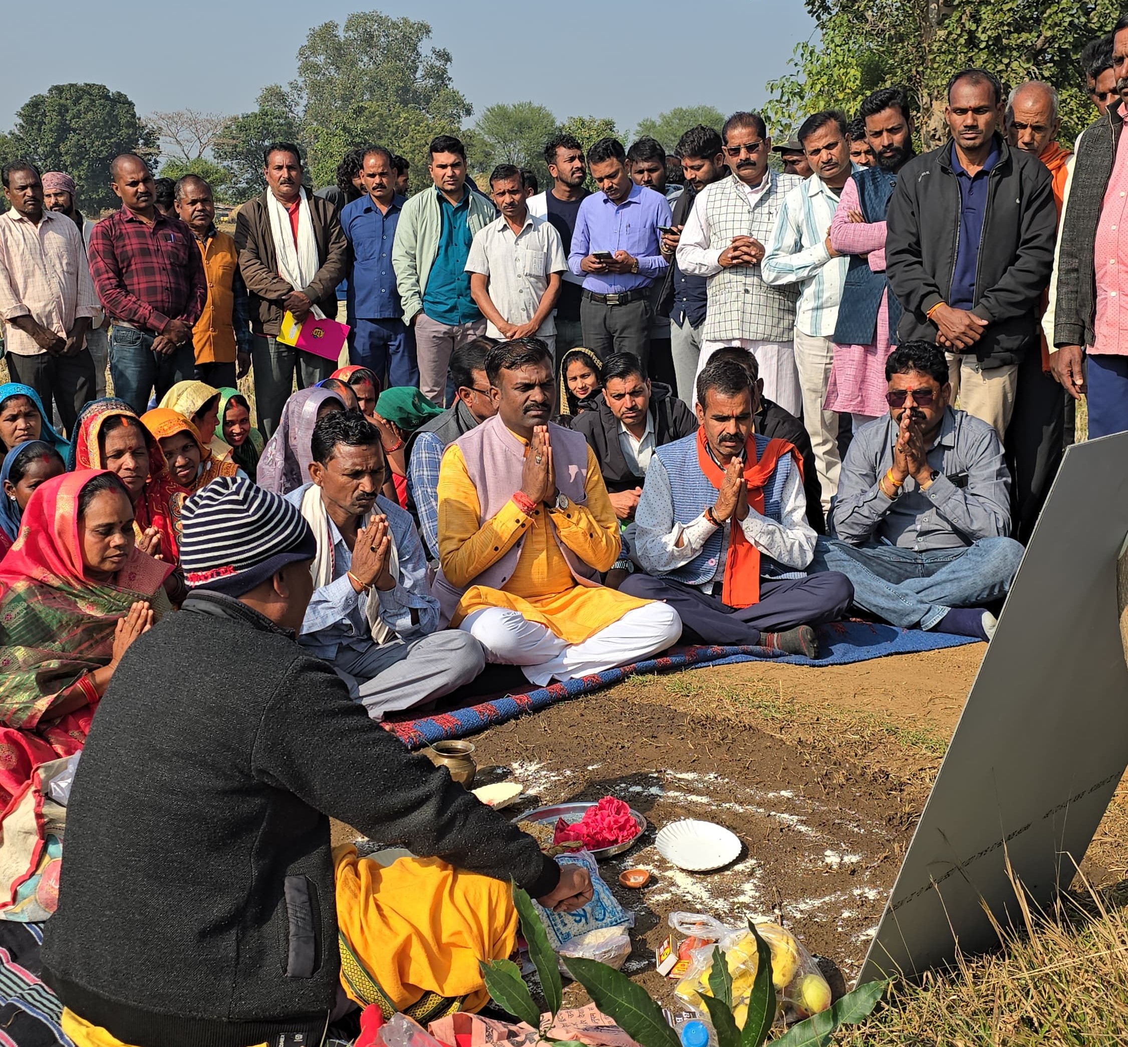 भूमि पूजन में शामिल अतिथि व ग्रामीण