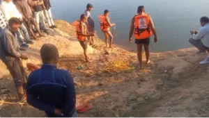 दोस्तों के साथ एनीकट में नहाने गये थे छात्र, दो छात्र पानी में डूबे, रेस्क्यू जारी