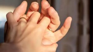 अश्लीलता की हद, पति और ससुर बैठे रहते और बाजू कमरे में गैर मर्द संग सेक्स करती थी बहु, एक दिन ससुर संग कर दिया ये काम