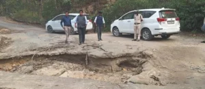 कलेक्टर ने रुकवाया अपना वाहन, क्षतिग्रस्त सड़क देखकर दिए तत्काल मरम्मत के निर्देश