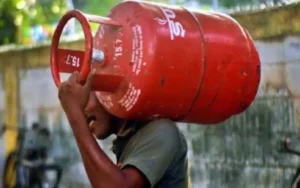 सावधान! आपके गैस सिलेंडर पर है चोरों की नजर, सब सामान छोड़, दुकान से सिलेंडर से ले भागे चोर