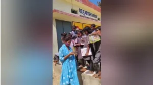 स्कूल में मनमानी वाली छुट्टी: बिना सूचना स्कूल में शिक्षकों की छुट्टी, छात्र गेट के बाहर खुद ही करने लगे पढ़ाई