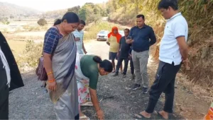 खराब सड़क देख भड़की विधायक रायमुनी भगत, अधिकारी को वीडियो कॉल कर दिखाया हाल, बोला, इसको उखड़वाईये…