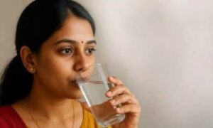 रोज़ाना 3 लीटर पानी पीने से शरीर पर पड़ते सकारात्मक प्रभाव