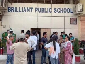 फर्जी CBSE स्कूलों का खेल उजागर: बिना मान्यता दाखिले, पैरेंट्स ने खोला मोर्चा, देर रात कलेक्टर बंगले के बाहर..