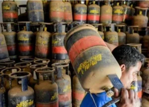 LPG सिलेंडर की डिलीवरी हो रही लेट या वसूले जा रहे ज्यादा पैसे, जानिए ऐसे में कहां और कैसे करें शिकायत?