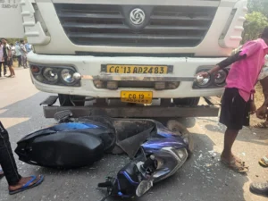 आंगनबाड़ी कार्यकर्ता की मौत, स्कूटी को ट्रक ने मारी टक्कर, पति व बेटे की हालत नाजुक