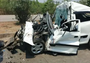 कोरबा-चांपा मार्ग पर भीषण हादसा, एक ही परिवार के 3 लोगों की मौत, तेज रफ्तार कार डिवाइडर से टकराने के बाद पलटकर हाइवा में जा घुसी