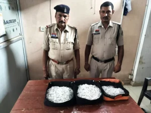 CG News: पुलिस की बड़ी कार्रवाई: बस से 46 लाख की चांदी के गहने जब्त, आयकर विभाग को सूचना