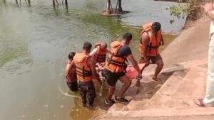 पानी के तेज बहाव में बहे बाप-बेटी! पिता की मौत,12 साल की बच्ची गायब