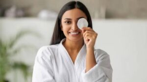 गर्मियों में आंखों की जलन ने कर दिया है बुरा हाल अपनाएं ये नुस्खा मिनटों में मिलेगा आराम…