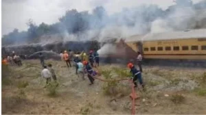 हैदराबाद से चेन्नई जा रही चारमीनार एक्सप्रेस में लगी भीषण आग, दहशत में कोच से कूदे यात्री, मौके पर फायर ब्रिगेड मौजूद