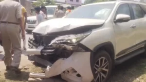 प्राचार्य-शिक्षक की कार को हार्वेस्टर ने मारी टक्कर, मार्कशीट लाने जा शिक्षक की हालत गंभीर, तेज रफ्तार में हार्वेस्टर