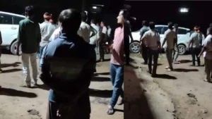 गर्लफ्रेंड ने ब्वायफ्रेंड संग भागकर रचायी शादी, लड़कीवालों ने प्रेमी के घरवालों को पीटा, कार में की तोड़फोड़