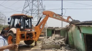 नाबालिग से दुष्कर्म के आरोपी के अवैध मकान पर चला बुलडोजर