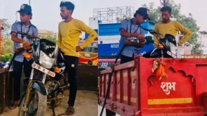 युवक ने लगाया छत्तीसगढ़िया जुगाड़ : रास्ते में बाइक की पेट्रोल खत्म हुई तो ऐसे पहुंचा पंप तक