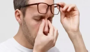आंखों में दर्द और धुंधला दिखना हो सकता है गंभीर बीमारी का संकेत, जानिए EYE कैंसर के लक्षण