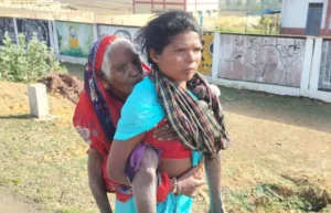 पेंशन के लिए 90 वर्षीय सास को पीठ पर लादकर बहू पहुंची बैंक, सरकारी सिस्टम पर उठे सवाल…