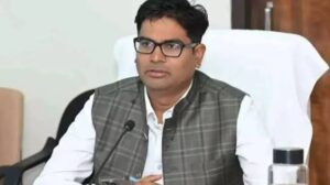 पीएम की अपील का असर: वित्त मंत्री ओपी चौधरी ने छोड़ा वीआईपी प्रोटोकॉल, भाजपा नेता ई-रिक्शे से पहुंचे पार्टी दफ्तर