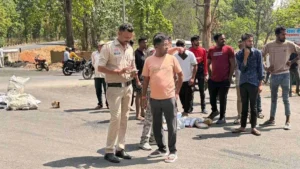 तेज रफ्तार ट्रक ने ली डिलीवरी बॉय को कुचला, हेलमेट भी नहीं बचा सका जान