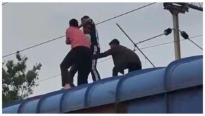 मालगाड़ी के ऊपर चढ़ा मानसिक रोगी, आरपीएफ ने ओएचई बंद कराकर बचाया