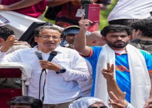 ‘अब लड़ाई मैं लड़ूंगा’… सोनम वांगचुक के अस्पताल पहुंचते ही अभिजीत दीपके ने शुरू किया अनशन