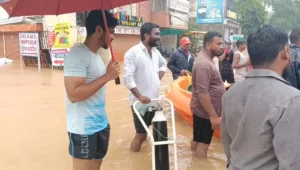 बिलासपुर बारिश से बेहाल, कॉलोनियां बनीं तालाब, ऑक्सीजन लेकर नाव से पहुंची SDRF, रातभर जूझते रहे लोग…