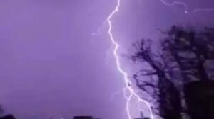 CG BREAKING : पेड़ के नीचे खड़े 4 बच्चों पर गिरी आकाशीय बिजली, 2 की मौत; 2 गंभीर…