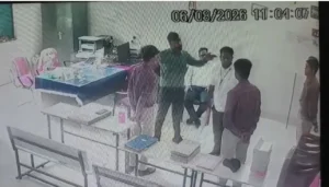 बाल नहीं कटवाने पर शिक्षक ने दो छात्रों को कमरे में बंद कर डंडे से पीटा…