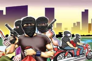 बदमाशों के हौसले बुलंद! दिनदहाड़े शिक्षिका पर तान दी पिस्टल… ई-रिक्शा रोककर लूट…