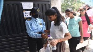 एग्जाम सेंटर में परीक्षा देने आई छात्रा को पुलिस ने किया गिरफ्तार, जानिए पुरा मामला…