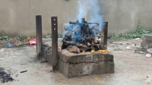 मुक्तिधाम में कुत्तों का अंतिम संस्कार कराने पर विवाद, निगम ने कर्मचारी को हटाया
