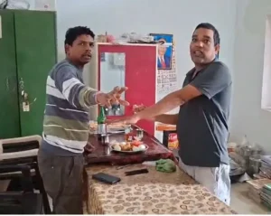 बच्चे स्कूल में भटकते रहे, ऑफिस में जाम छलकाते मिले दो शिक्षक