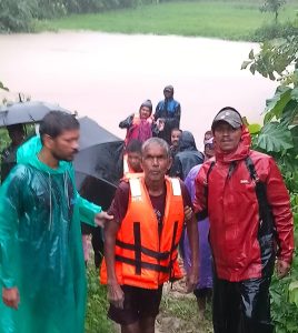 नारायणपुर में भारी बारिश का कहर! उफनती माड़ीन नदी के बीच फंसे 55 वर्षीय ग्रामीण का सफल रेस्क्यू…
