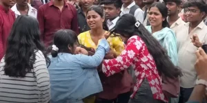 बॉयफ्रेंड को लेकर विवाद, एक लड़की ने दूसरी को लात-घूंसों से पीटा