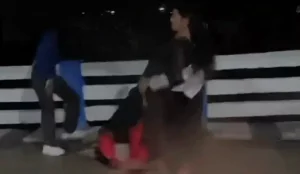 बिलासपुर में लड़कियों के दो गुटों में बीच सड़क खूनी संघर्ष; लात-घूंसों से पीटा, बाल खींचे, वीडियो वायरल