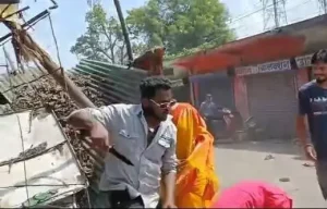 कोरबा में बीच सड़क खूनी संघर्ष: किन्नरों और पिता-पुत्र में चाकूबाजी, कई घायल…