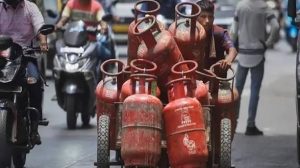 कमर्शियल एलपीजी सिलेंडर की कीमतों में भारी उछाल, त्योहारी सीजन से पहले आम जनता को झटका; घरेलू रसोई गैस के दाम स्थिर