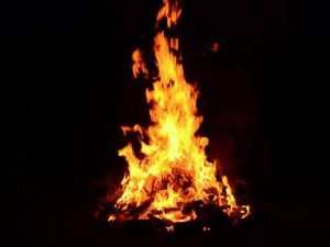 पति ने पत्नी पर पेट्रोल डालकर लगाया आग, गंभीर हालत में अस्पताल में भर्ती, जानें क्या है वजह