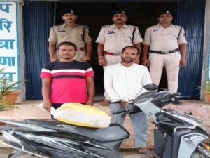 CG: नशे के कारोबार का खुलासा, स्कूटी की डिक्की में छिपाकर रखी थीं 737 कैप्सूल
